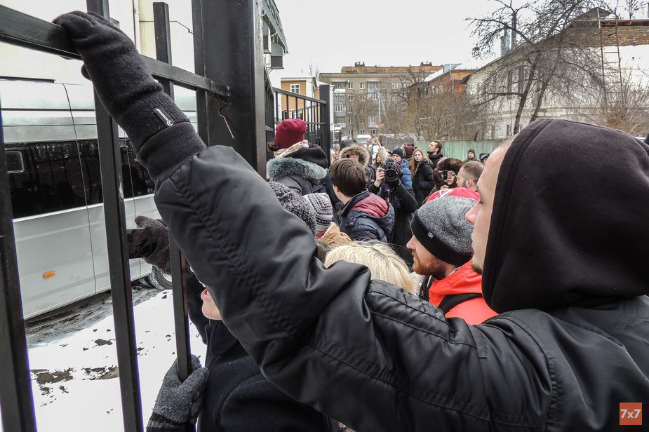 Поддерживающие встречают фигурантов дела песней группы "Порнофильмы"