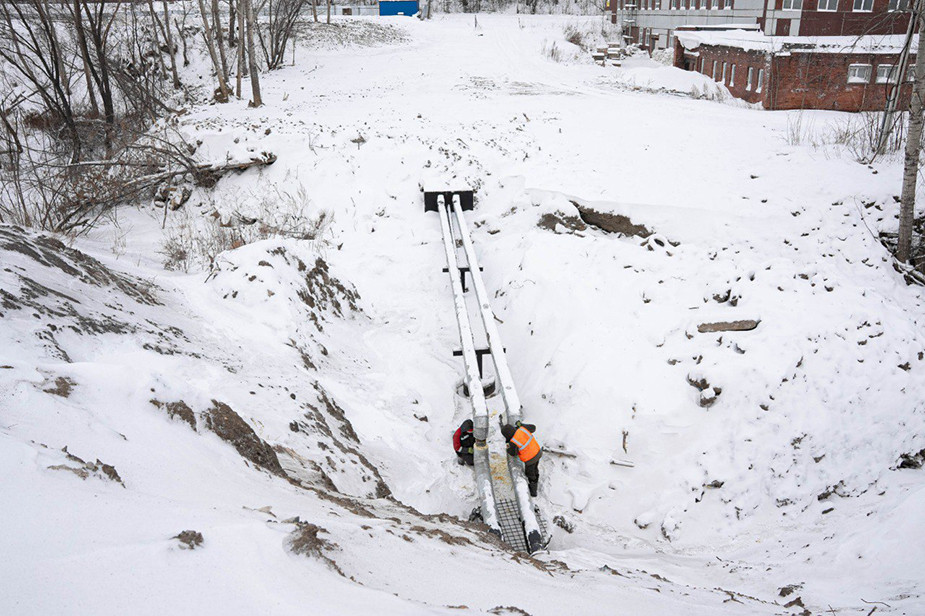 Сотрудники СГК в рамках концессионного соглашения меняют трубопровод, построенный 37 лет назад, декабрь 2024 года