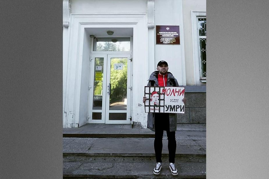 Никита Тушканов пикетирует республиканское Министерство образования