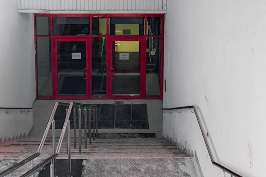 Of three entrances to the health complex open is only one. Photo of the author