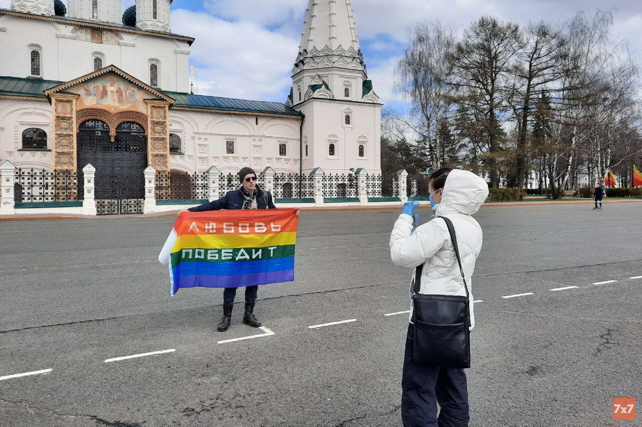 %D0%AF%D1%80%D0%BE%D1%81%D0%BB%D0%B0%D0%B2%20%D0%A1%D0%B8%D1%80%D0%BE%D1%82%D0%BA%D0%B8%D0%BD%20%D0%B8%20%D0%B6%D0%B5%D0%BD%D1%89%D0%B8%D0%BD%D0%B0%2C%20%D0%BF%D1%80%D0%B5%D0%B4%D1%81%D1%82%D0%B0%D0%B2%D0%B8%D0%B2%D1%88%D0%B0%D1%8F%D1%81%D1%8F%20%D1%81%D0%BE%D1%82%D1%80%D1%83%D0%B4%D0%BD%D0%B8%D0%BA%D0%BE%D0%BC%20%D0%BF%D0%BE%D0%BB%D0%B8%D1%86%D0%B8%D0%B8.