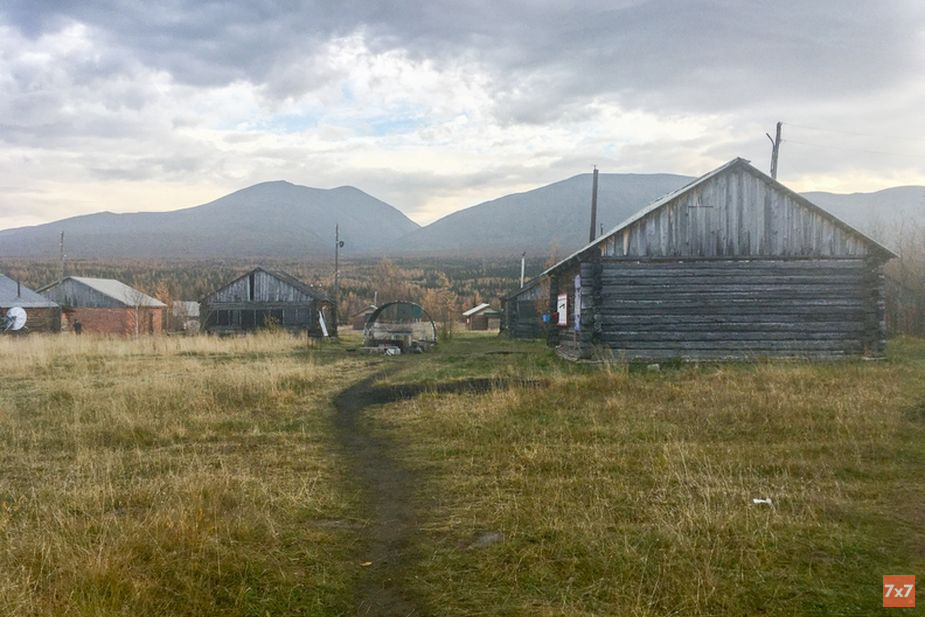  Бывшие дома золотодобытчиков в Санавоже на фоне горного хребта Санаиз (в переводе с коми - «Росомаха»)