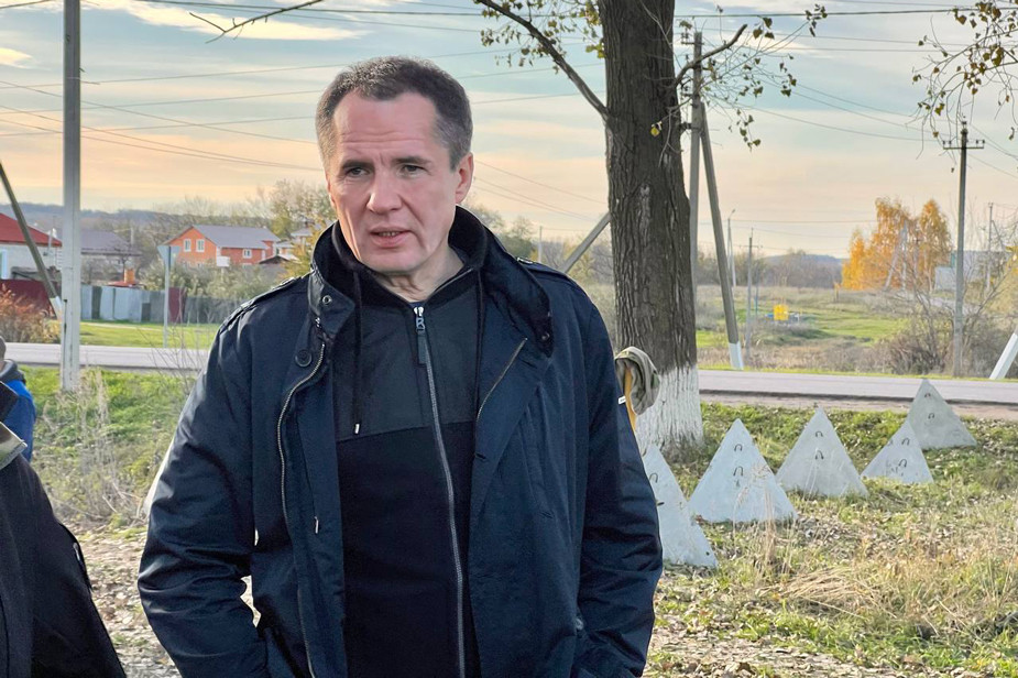 Вячеслав Гладков у защитных сооружений в Белгородской области, 22 октября 2022 года. Фото: страница Гладкова в Telegram