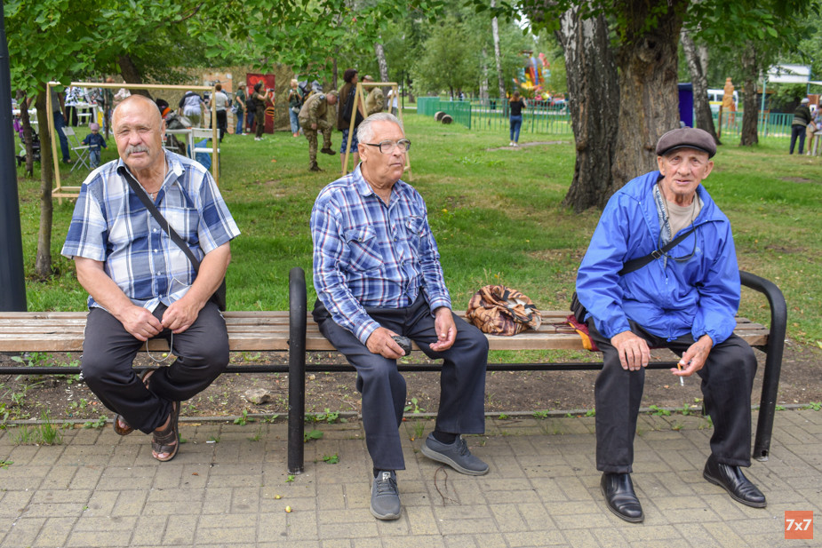 Пожилые мужчины, пришедшие на «Пикник для СВОих. Слева — Михаил»