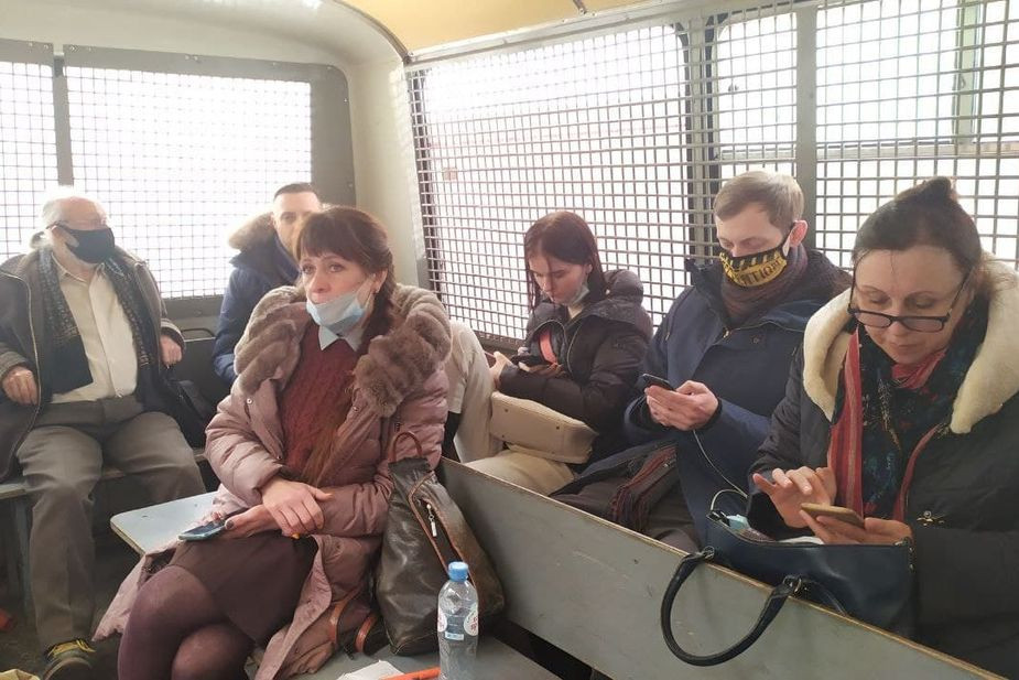 Задержанные участники форума в автозаке