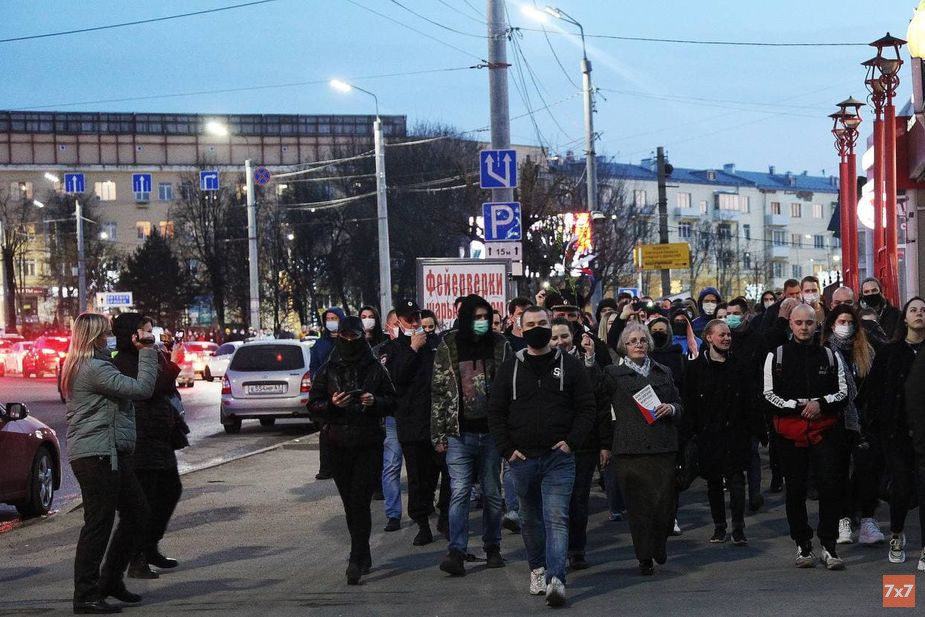 Анастасия Пряжкина идет в толпе на акции 21 апреля в Смоленске