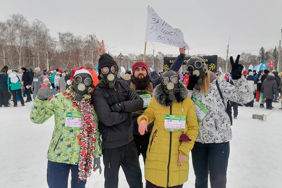 Участники «Забега обещаний» в противогазах в Башкортостане, 1 января 2023 года. Фото: «Стерлитамак, Дыши!» / VK