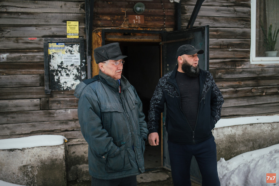 Борис и Карим возле двухэтажки. Фото «7х7»