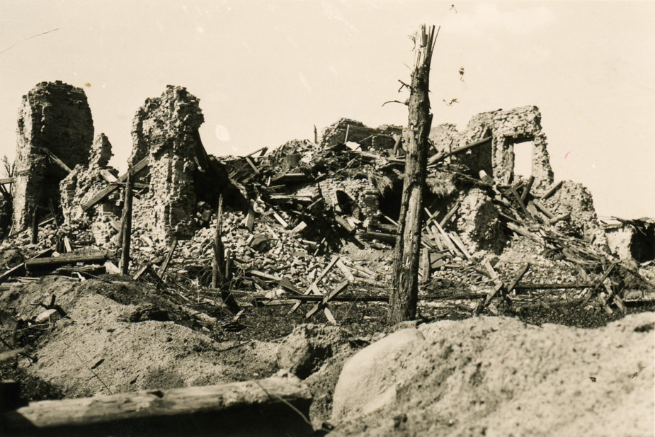 Надпись на обороте снимка: «Опорный пункт Альказар». Возможно, автор надписи на снимке был знаком с пропагандистским фильмом ≪Осада Альказара≫ (1940) итальянского режиссера Аугусто Дженнина