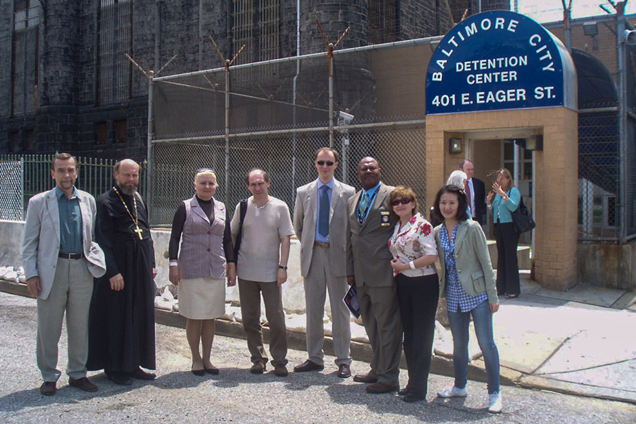 В 2011 году Лариса Фефилова ездила в США по программе обмена гражданских активистов. Фото сделано у здания тюрьмы в Балтиморе