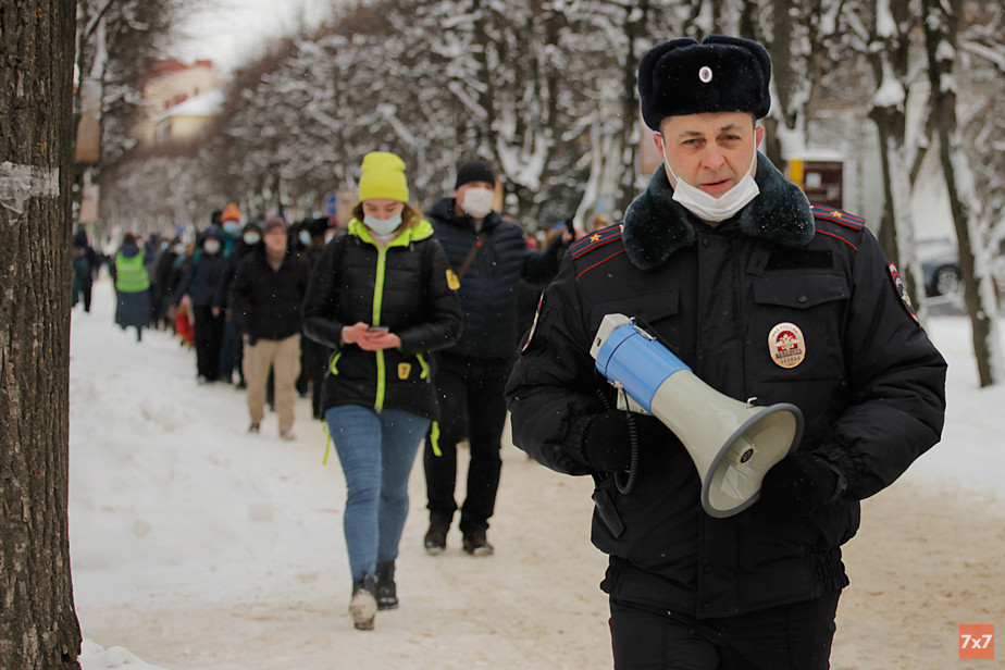 Гуляющие по улице Октябрьской революции в Ярославле 31 января