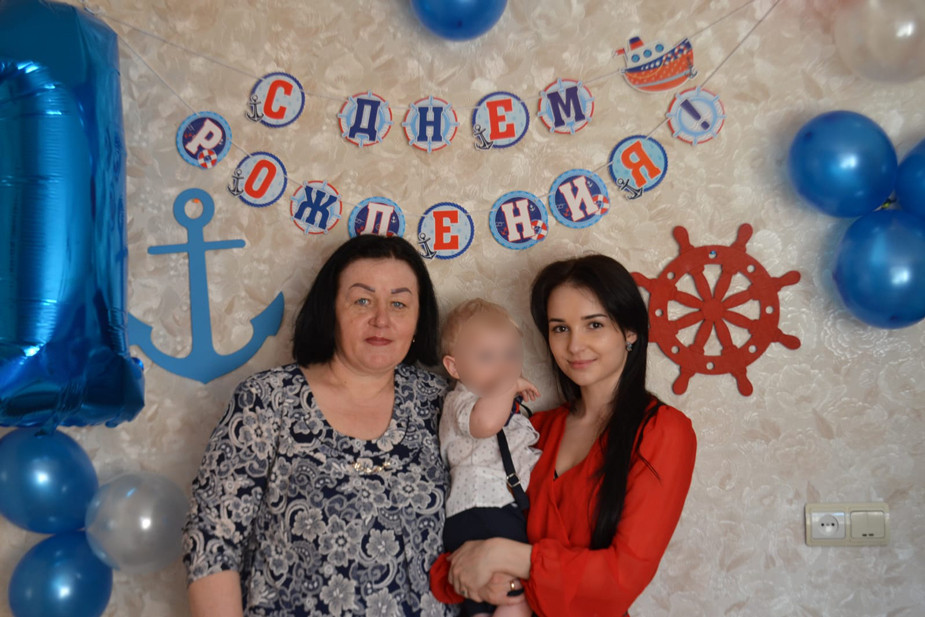 Анастасия Крамаренко с сыном и свекровью (слева). Фото из семейного архива