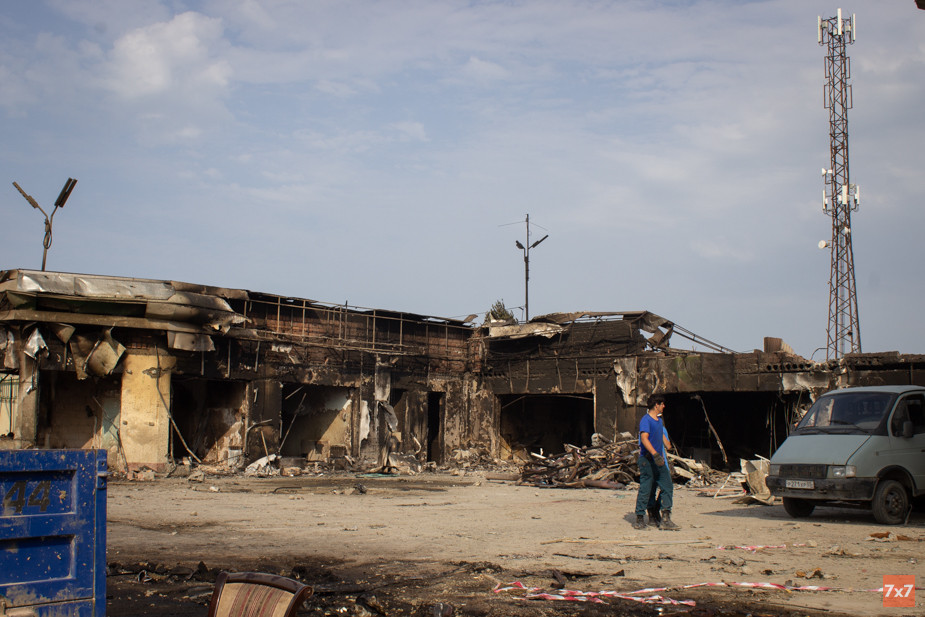 АЗС, на которую перекинулся огонь с автосервиса. Пожар охватил территорию площадью 600 кв. м