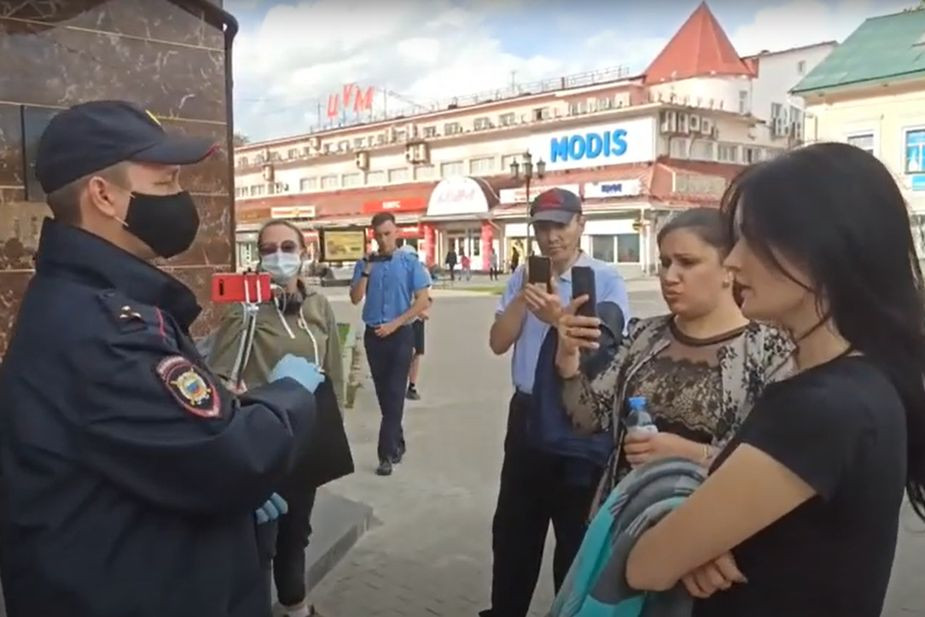 Полицейский обещает Ирина Йовжий передать заявление своему руководству