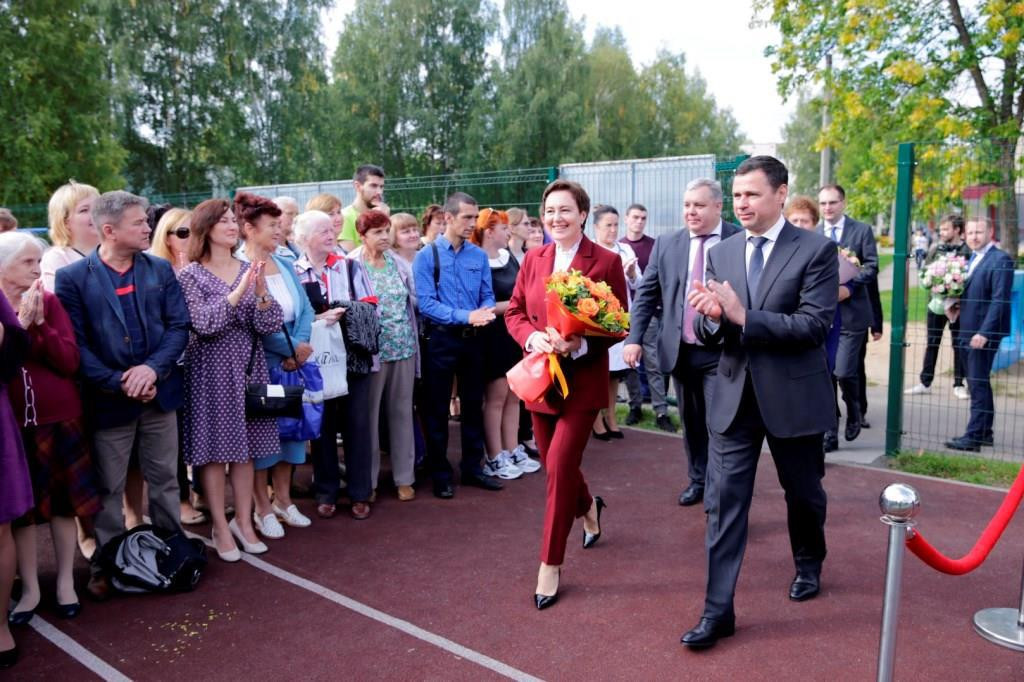 Дмитрий Миронов на школьной линейке в Гаврилов-Яме