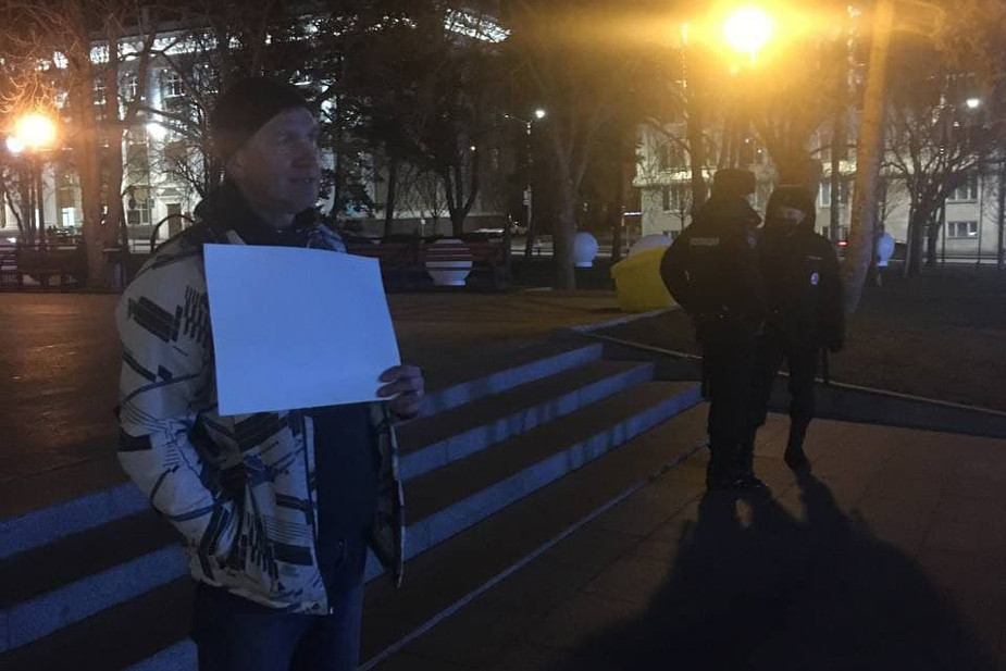 Александр Демиденко на пикете 24 февраля 2022 года, Белгород