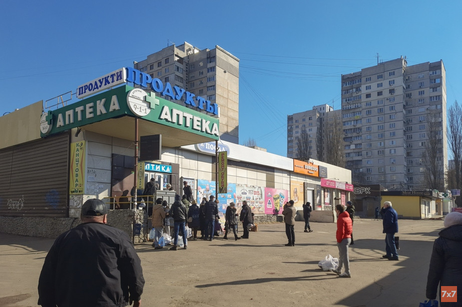 Очередь в аптеку в Харькове 24 февраля