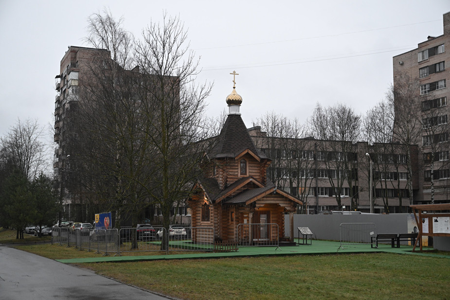 Часовня около стройплощадки «храма-война» в Пушкине, декабрь 2025 года