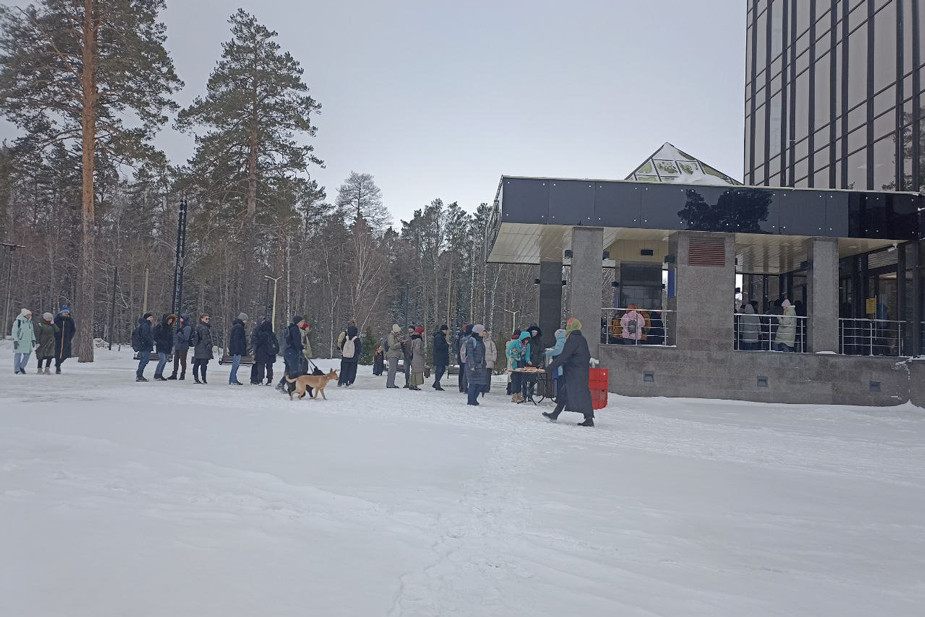 Участники акции «Полдень против Путина» в Новосибирске. Фото: «Гроза»  Новосибирск / Telegram
