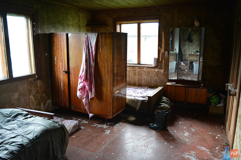 Комната, в которой спят волонтеры. У входа — перепись населения дома. Фото «7х7»