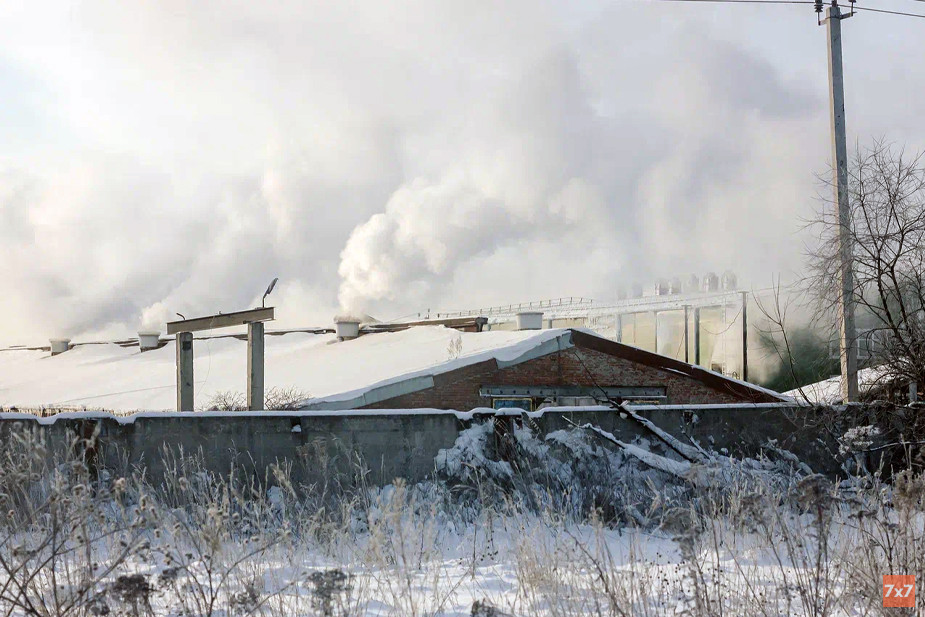 Пар, идущий от зданий завода