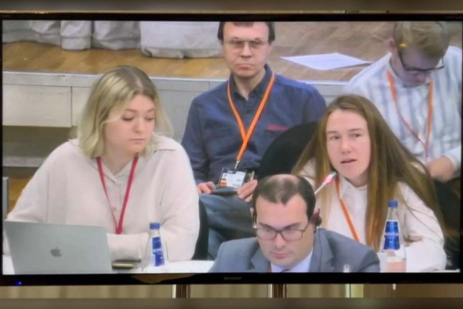 Момент выступления Даши Яковлевой на сессии ОБСЕ