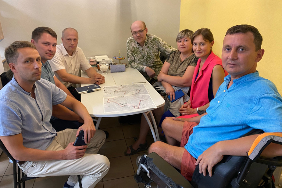 Вячеслав Слюсарёв, Илья Костин и другие общественные активисты на встрече в администрации Сыктывкара. Фото из паблика «Ручейная — наш общий дом»