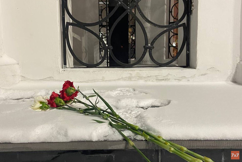 Цветы у часовни у администрации Иркутской области