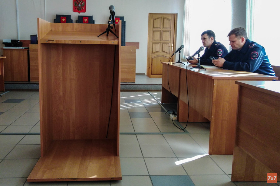 Сотрудники полиции Максим Каменев и Александр Дубенцов