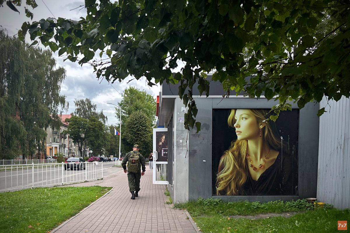 Военный идет на остановку в центре Балтийска