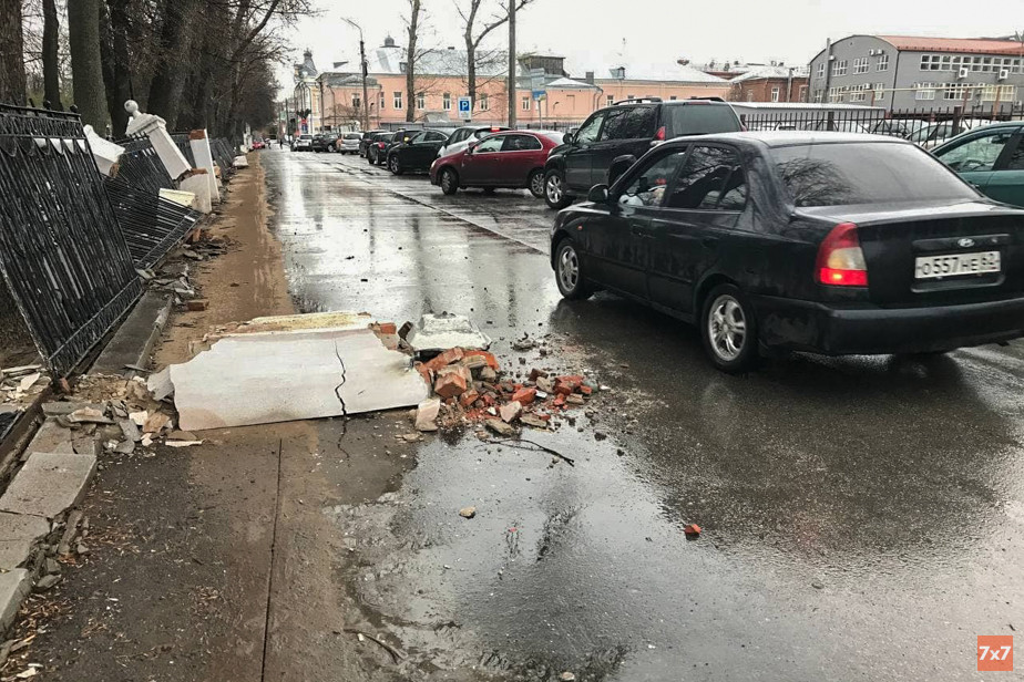Разрушенное ограждение Верхнего сада в Рязани