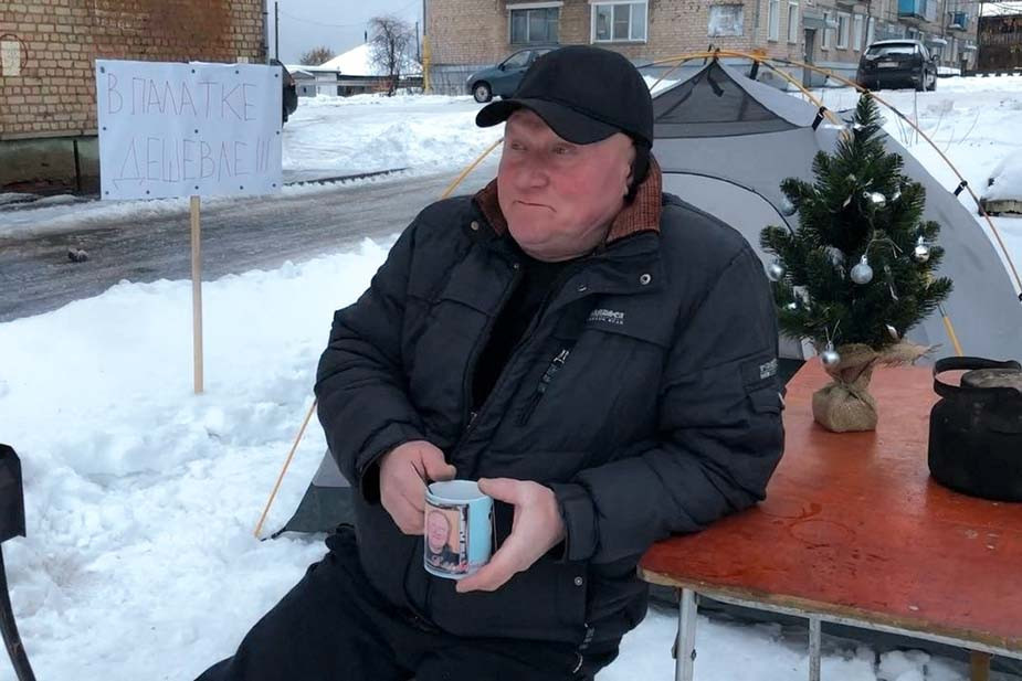 Вячеслав Платунов в знак протеста поставил палатку во дворе дома, потому что жить в ней дешевле