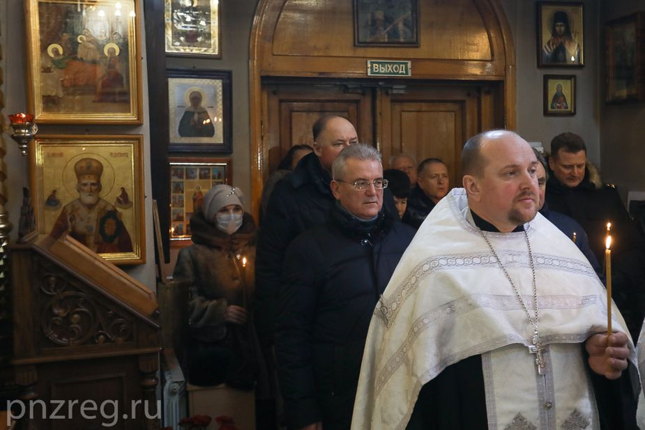 Губернатор Иван Белозерцев на молебне 23 февраля