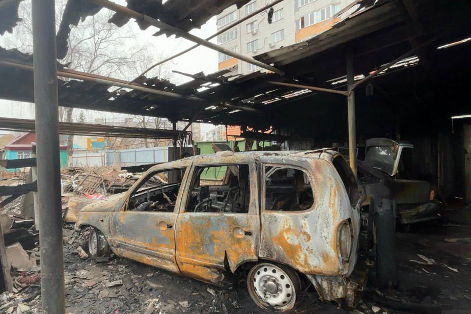 Сгоревшие после атаки беспилотников машины в Курске, 11 марта 2025 года. Фото: телеграм-канал Александра Хинштейна