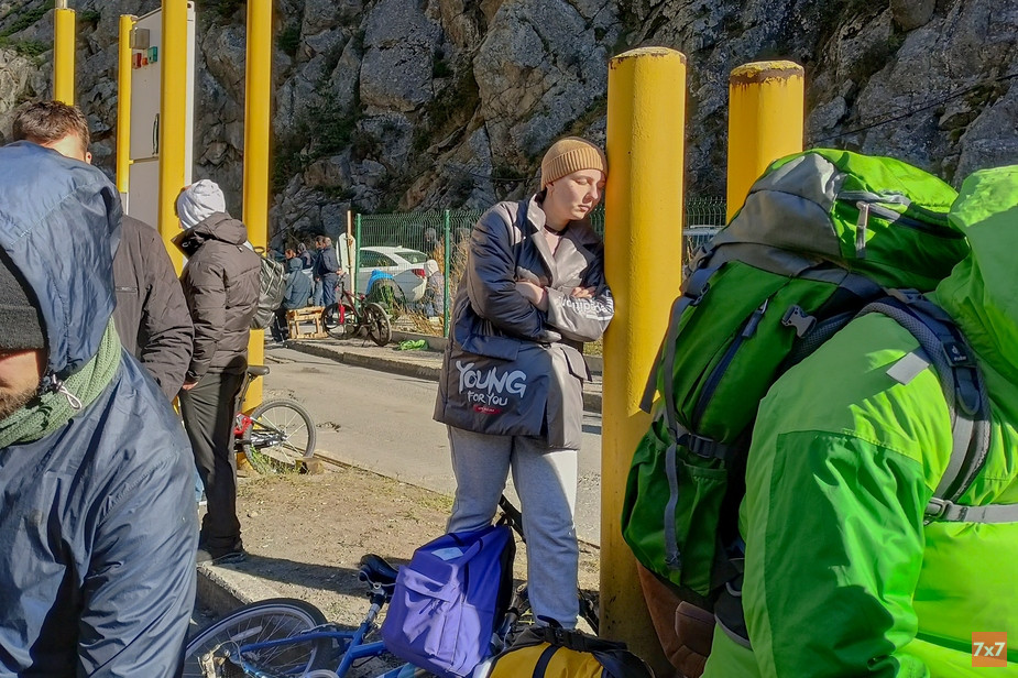 Пешеходы, дремлющие в очереди перед грузинской границей