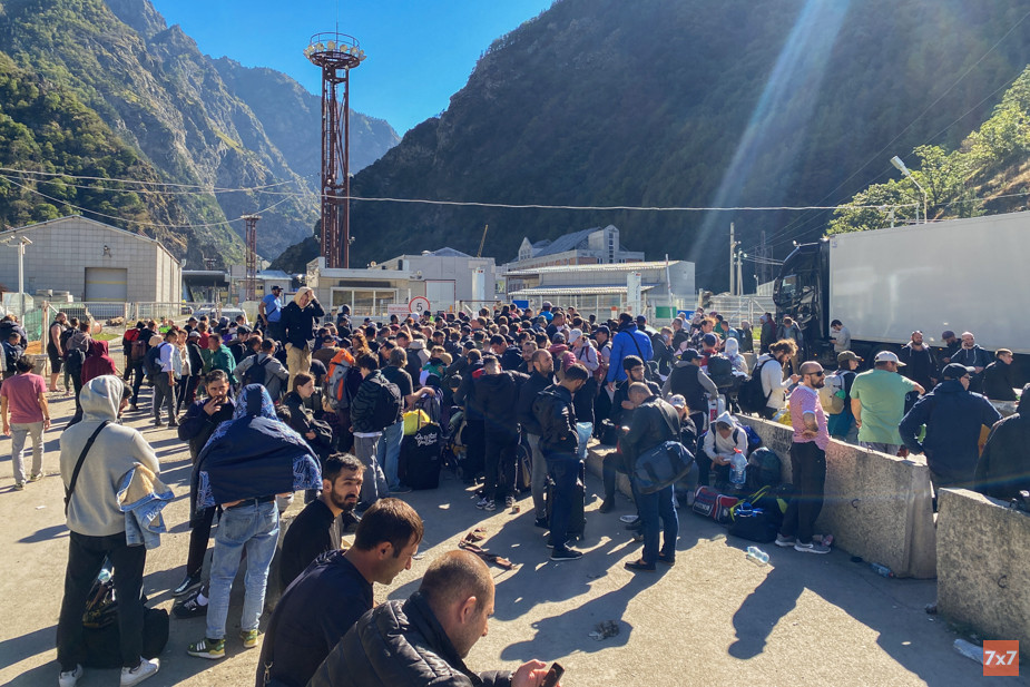 Очередь из желающих уехать на границе с Грузией