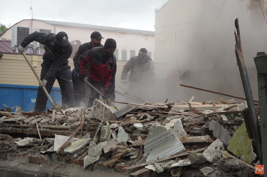 %D0%A0%D0%B0%D0%B1%D0%BE%D1%87%D0%B8%D0%B5%20%D1%80%D0%B0%D0%B7%D0%B1%D0%B8%D1%80%D0%B0%D1%8E%D1%82%20%D0%BE%D1%81%D1%82%D0%B0%D1%82%D0%BA%D0%B8%20%D1%81%D0%BD%D0%B5%D1%81%D0%B5%D0%BD%D0%BD%D0%BE%D0%B3%D0%BE%20%D0%B4%D0%BE%D0%BC%D0%B0%20%D0%BD%D0%B0%20%D1%83%D0%BB%D0%B8%D1%86%D0%B5%20%D0%A1%D0%B2%D0%BE%D0%B1%D0%BE%D0%B4%D1%8B.%20%D0%A4%D0%BE%D1%82%D0%BE%20%D0%B0%D0%B2%D1%82%D0%BE%D1%80%D0%B0