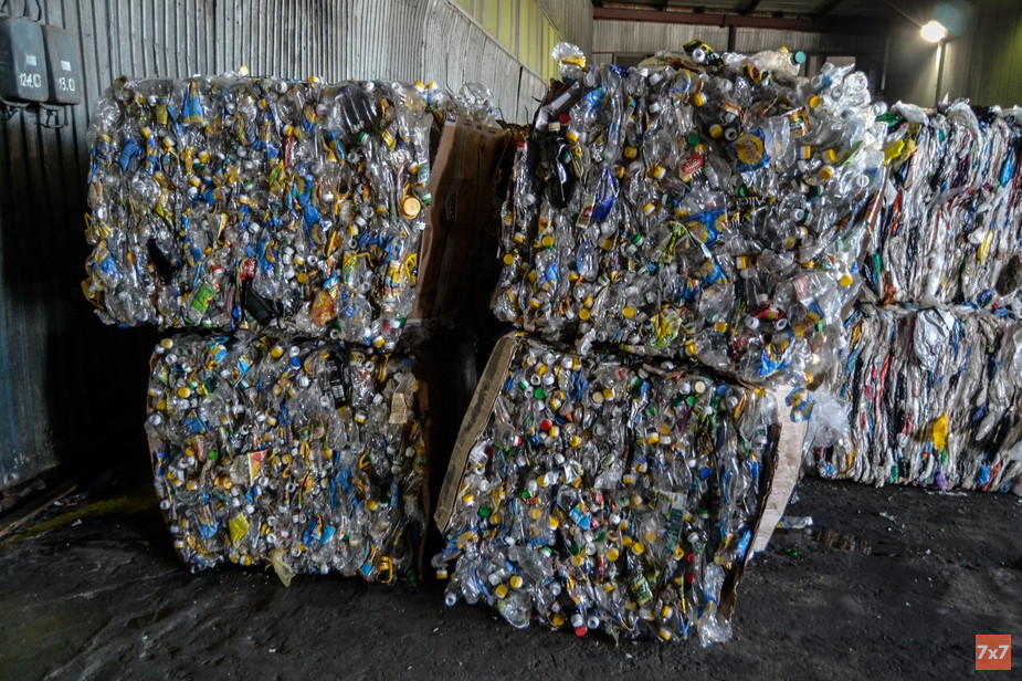 Собранный на акциях пластик перед отправкой на переработку прессуют