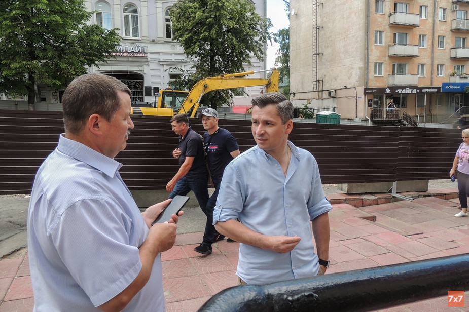 Депутат Сергей Лукичев (слева) и один из нападавших на пикетчицу 