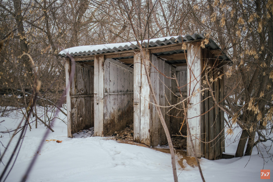 Саунзлов в общежитии на Полярной нет, а туалетами во дворе давно не пользуются. Фото «7х7»