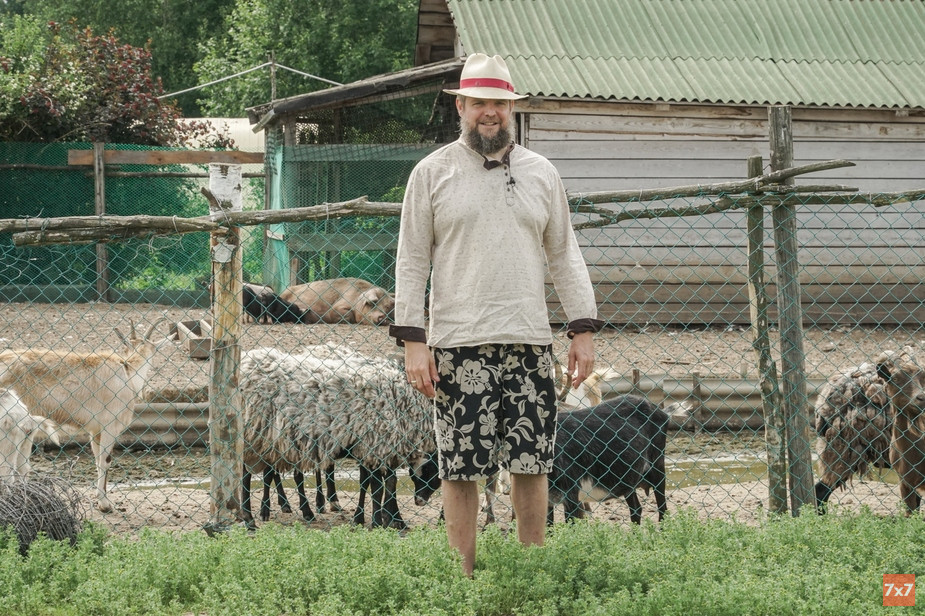 Борис Акимов на ферме. Фото Александра Красулина
