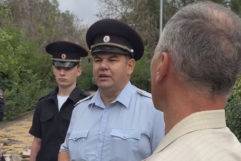 Подполковник полиции Геннадий Болтышев во время встречи с защитниками парка, август 2025 года. Скриншот из видео: «7x7»