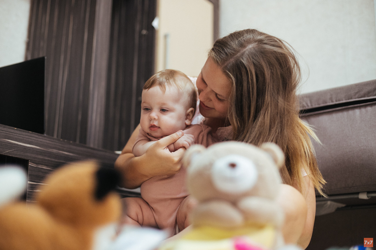 Люда с дочерью Варей. Варя остается у бабушки или с отцом, когда Люда занимается приютом