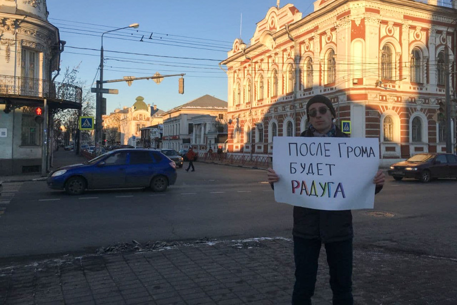 Ярослав Сироткин возле Кировского РОВД