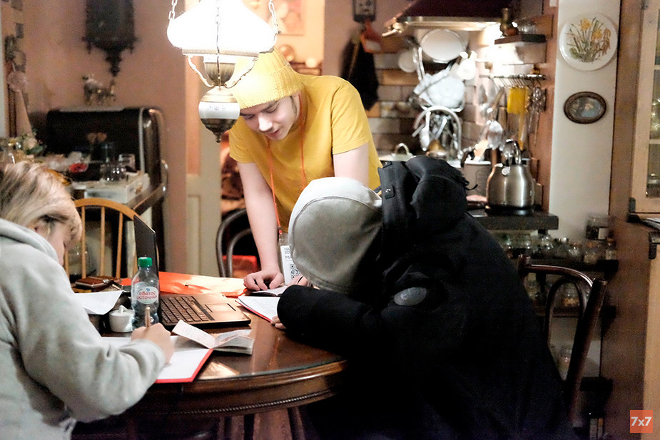 Волонтер помогает подписантам правильно заполнить бланки за выдвижение Надеждина в красноярской квартире, январь 2024 года