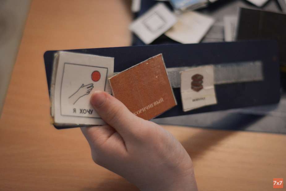 Даша не умеет говорить, поэтому специалисты научили ее составлять предложения из карточек