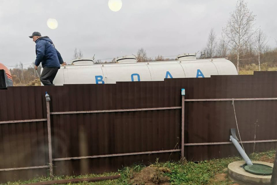 Доставка воды МЧС в поселки, где живут многодетные семьи 