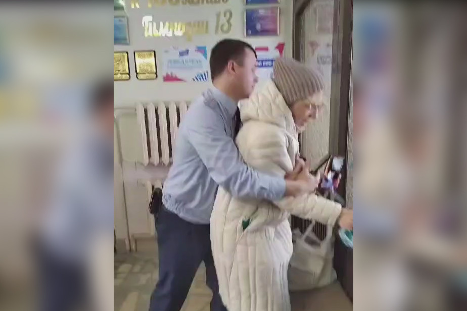 В Екатеринбурге в гимназии №13 задержали доктора наук с зеленкой. Фото: «Вечерние ведомости» / Telegram