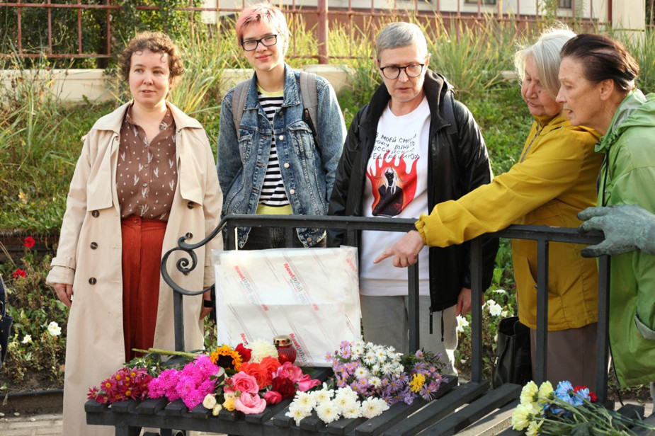 Активисты возлагающие цветы в третью годовщину самосожжения Славиной
