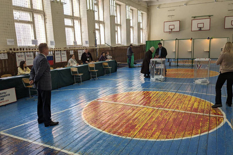 Кабинки без шторок на избирательном участке в Казани. Фото: resptatar / Telegram